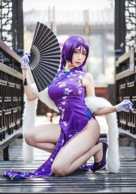 两个美女的胸互摸互揉接吻
